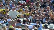 Pope embraces Iraqi Christians at weekly audience