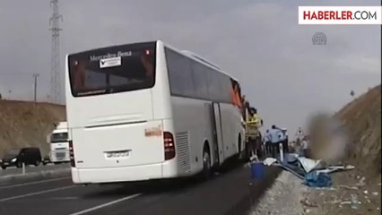 下载视频: Turistleri Taşıyan Otobüs ile Tır Çarpıştı: 1 Ölü, 15 Yaralı