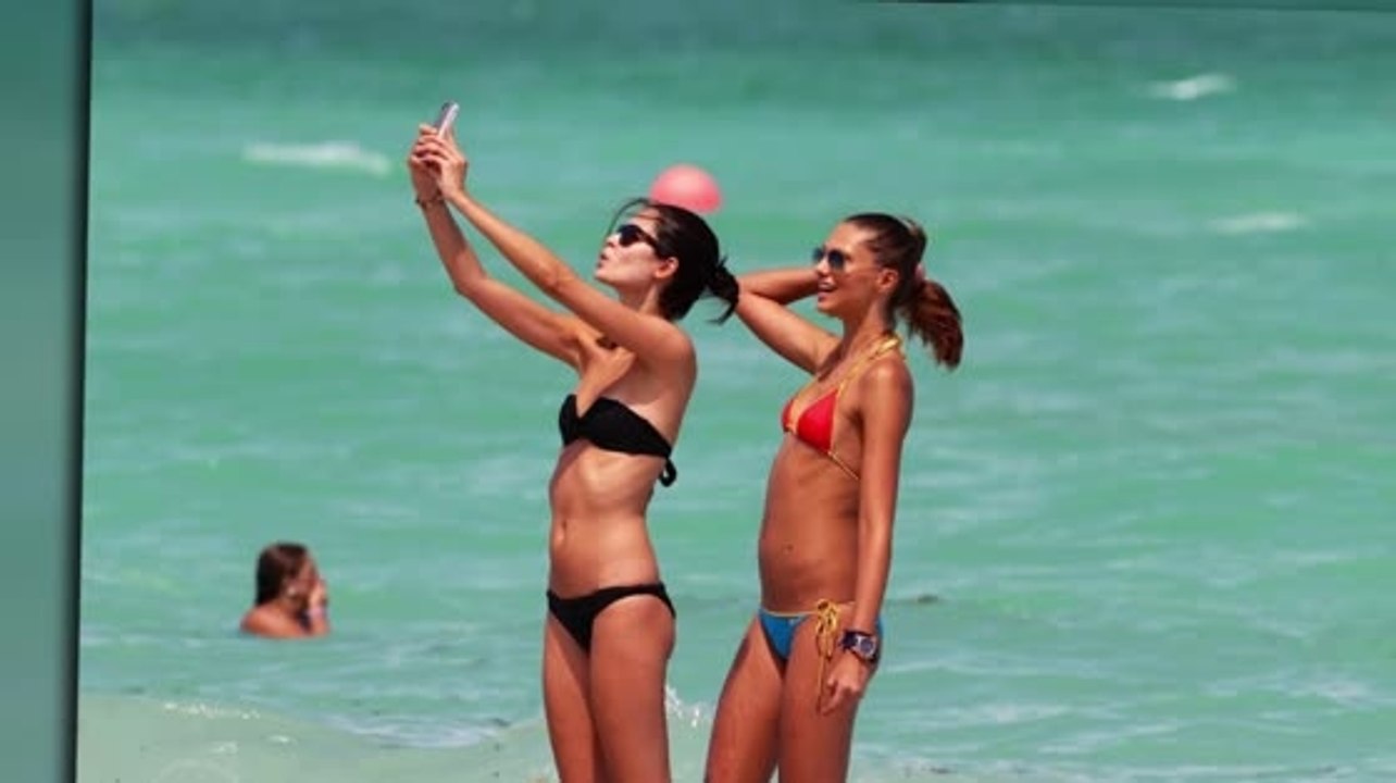Supermodels milena cardoso und fernanda uesler zeigen ihre bikinifiguren