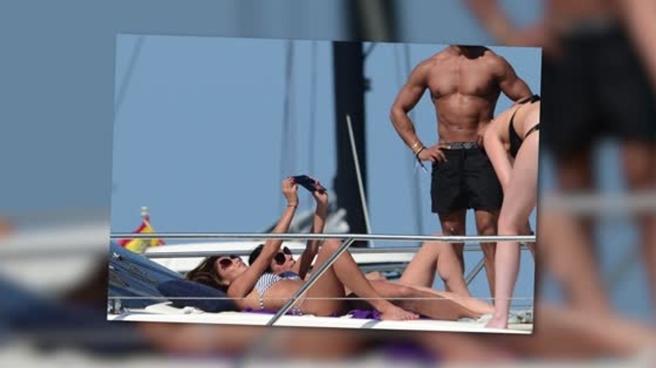 Nicole Scherzinger macht Selfies auf Ibiza