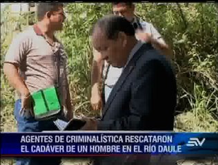 Policía encuentra cadáver flotando en río Daule