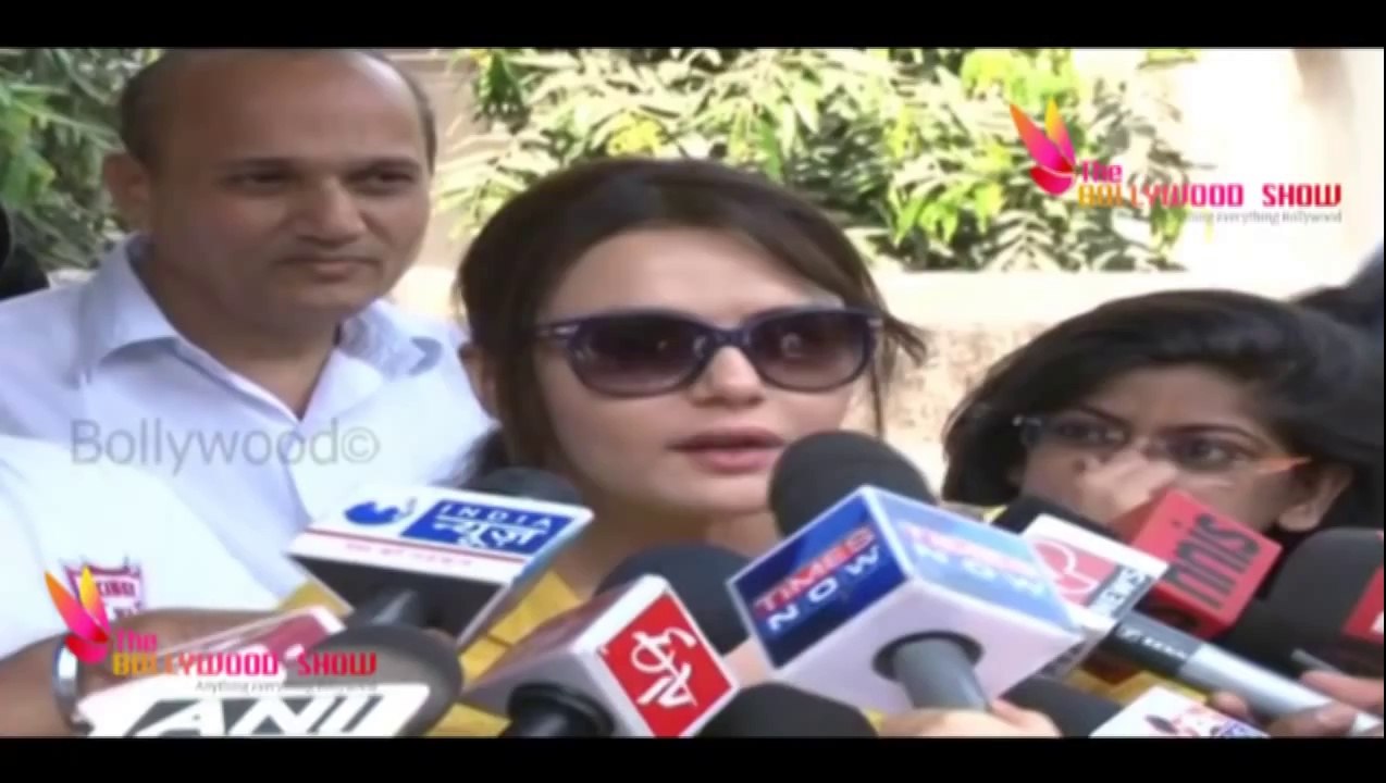 Kings XI Punjab Co-Owner Preity Zinta Casts Her VOTE | Lok Sabha Elections 2014