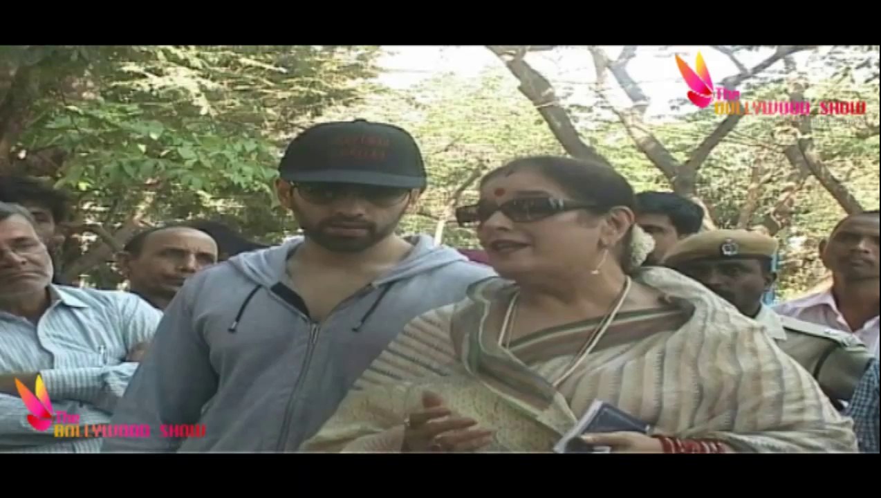 Sonakshi Sinha's Mother VOTES For MODI | Lok Sabha Elections 2014