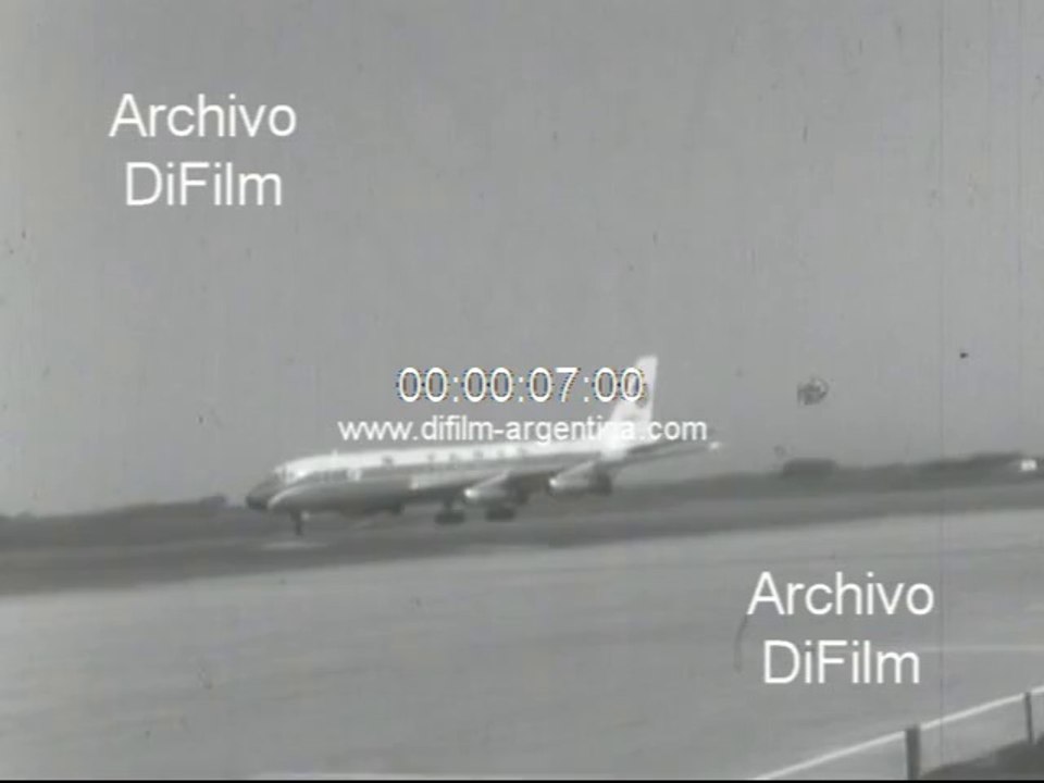DiFilm - Avion Boeing 707 de Varig carreteando por Ezeiza 1967