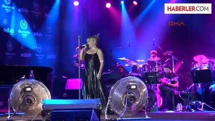 Aksu: Her Dilde Sevelim Birbirimizi