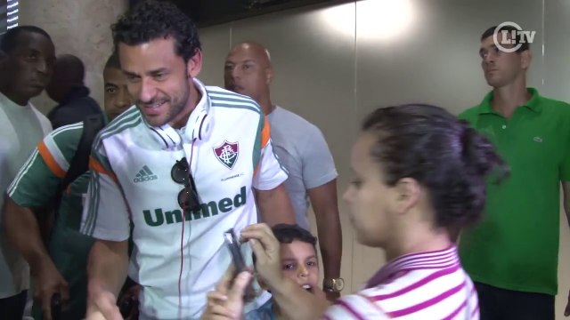 Com segurança reforçada, jogadores do Flu são tietados