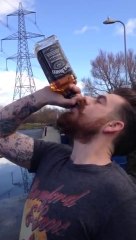 Boire une bouteille de Jack Daniel's en 13 secondes
