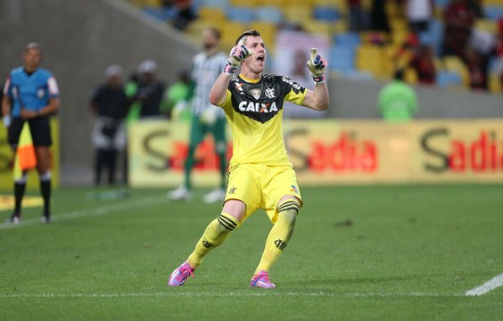 Herói! Em noite inspirada, Paulo Victor fecha gol e classifica Fla