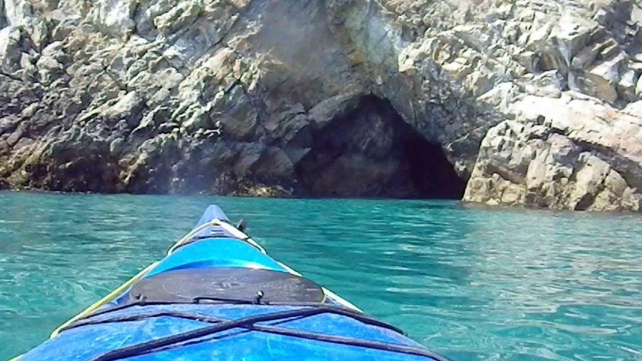 Les grottes de Morgat en kayak de mer.