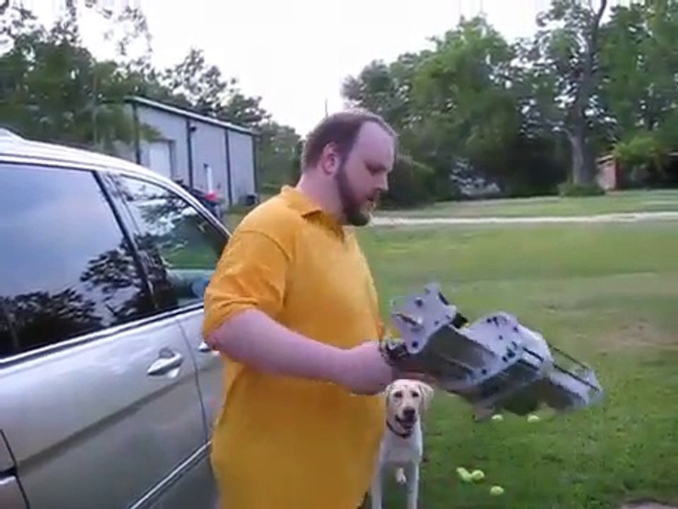 Canon à balle de tennis le jouet favoris du chien!