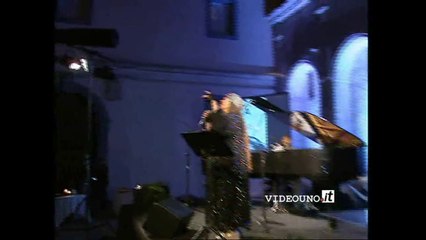 Iskra Menarini ricorda Lucio Dalla in un concerto