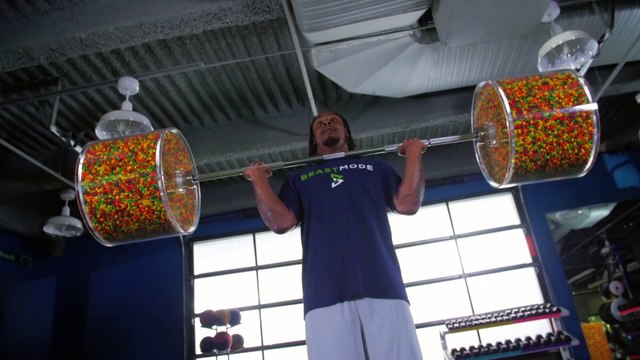 Un footballeur américain s’entraîne avec des skittles! NFL et bonbons...