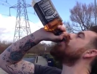Boire une bouteille de Jack Daniel's en 13 secondes