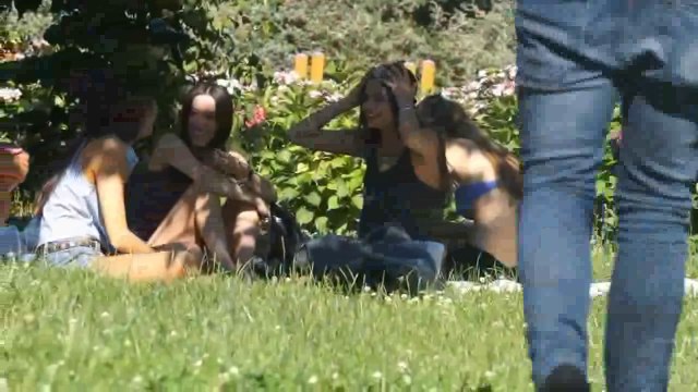 Le Donne Guardano in Mezzo alle Gambe degli Uomini [Esperimento Sociale] theShow 41