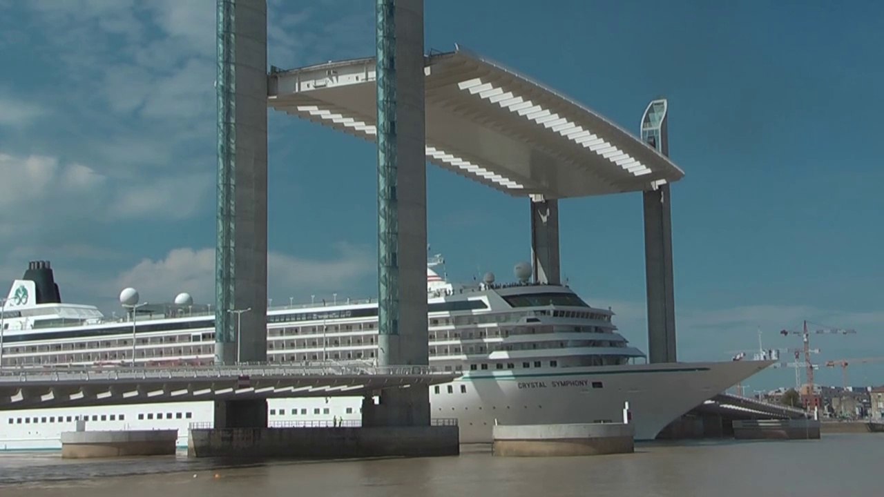 Le paquebot Crystal Symphony quitte le port de Bordeaux