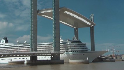 Le paquebot Crystal Symphony quitte le port de Bordeaux