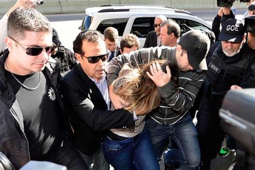 Protegida por irmão, torcedora do Grêmio chega para depor