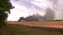 Véhicules militaires en flammes dans l'est de l'Ukraine
