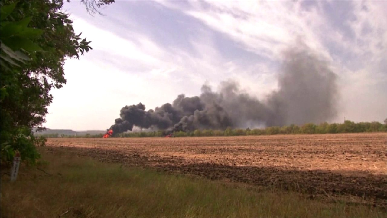 Véhicules militaires en flammes dans l'est de l'Ukraine