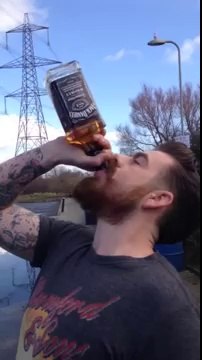 Il boit une bouteille de whisky cul sec en 13 secondes