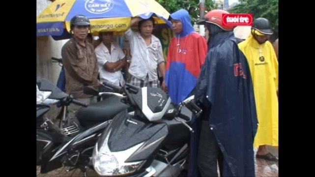 Hai xe máy va quẹt, một thanh niên bị xe tải cán chết