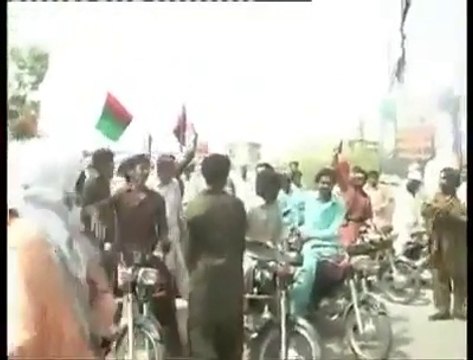 MQM and Altaf Insulted by angry Sindhis