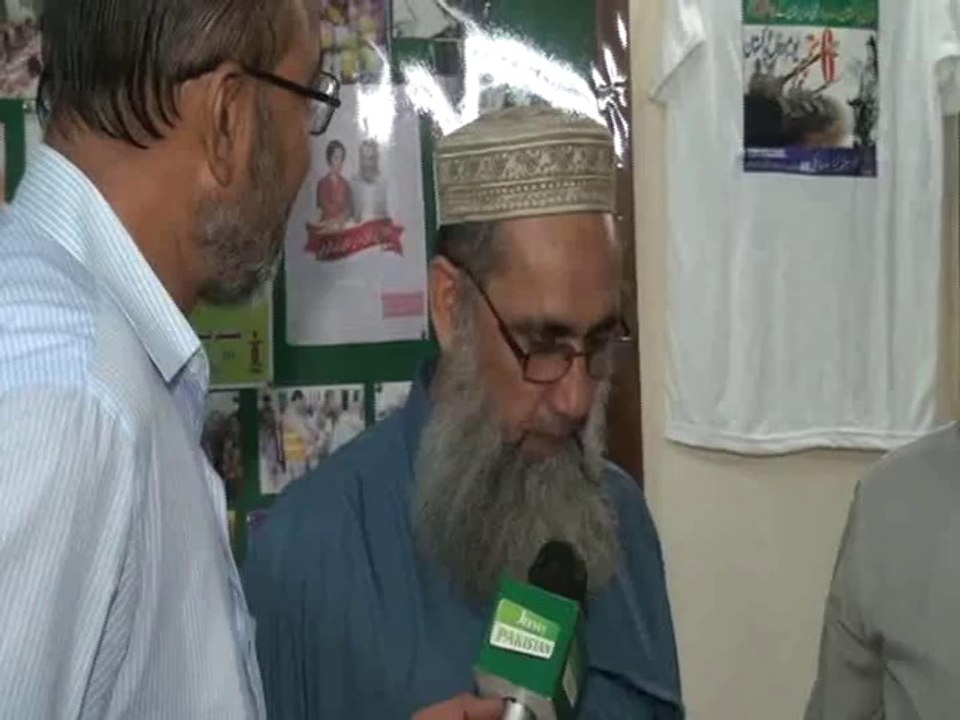 Dr Asif Mahmood Jah Giving Gifts For IDPs on Pakistan Defense Day