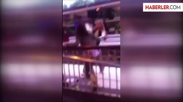 Metroda Kavga Eden Kızlar Raylara Düştü!