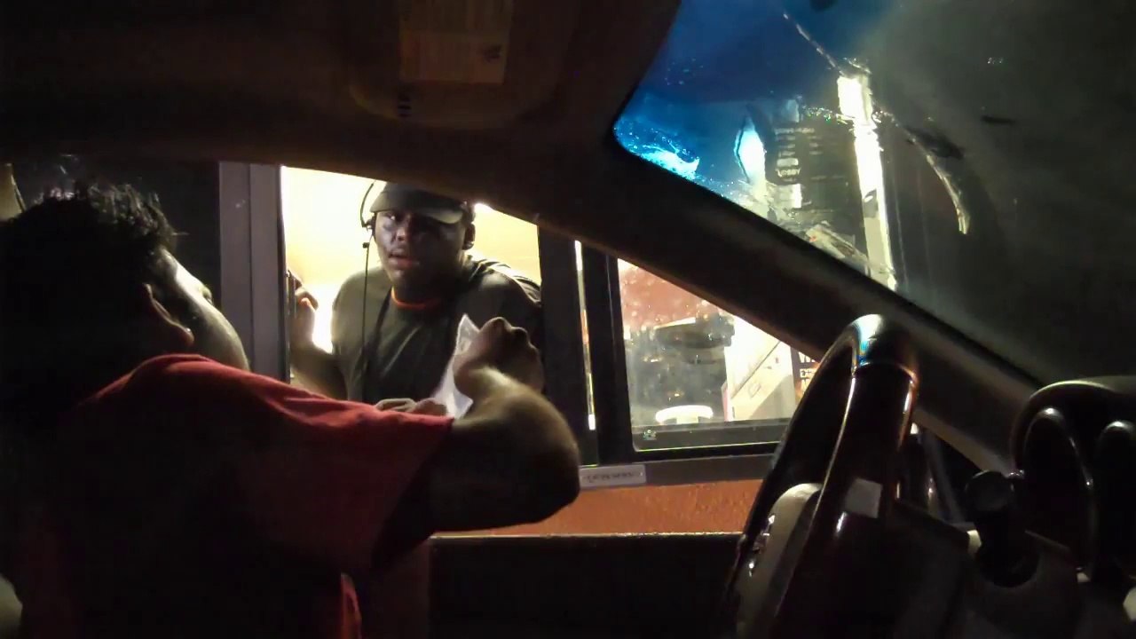 Un magicien piège des employés d'un Drive avec des faux billets!