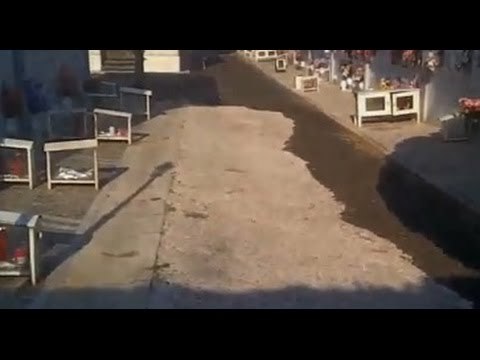 Aversa (CE) - Cimitero, l'asfalto discriminatorio nei vialetti (04.09.14)