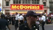 Les employés de fast-food manifestent pour de meilleurs salaires à New York