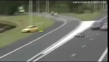 Pour sauver une vie, un motard bloque une auto-route !! (Vidéo choc)