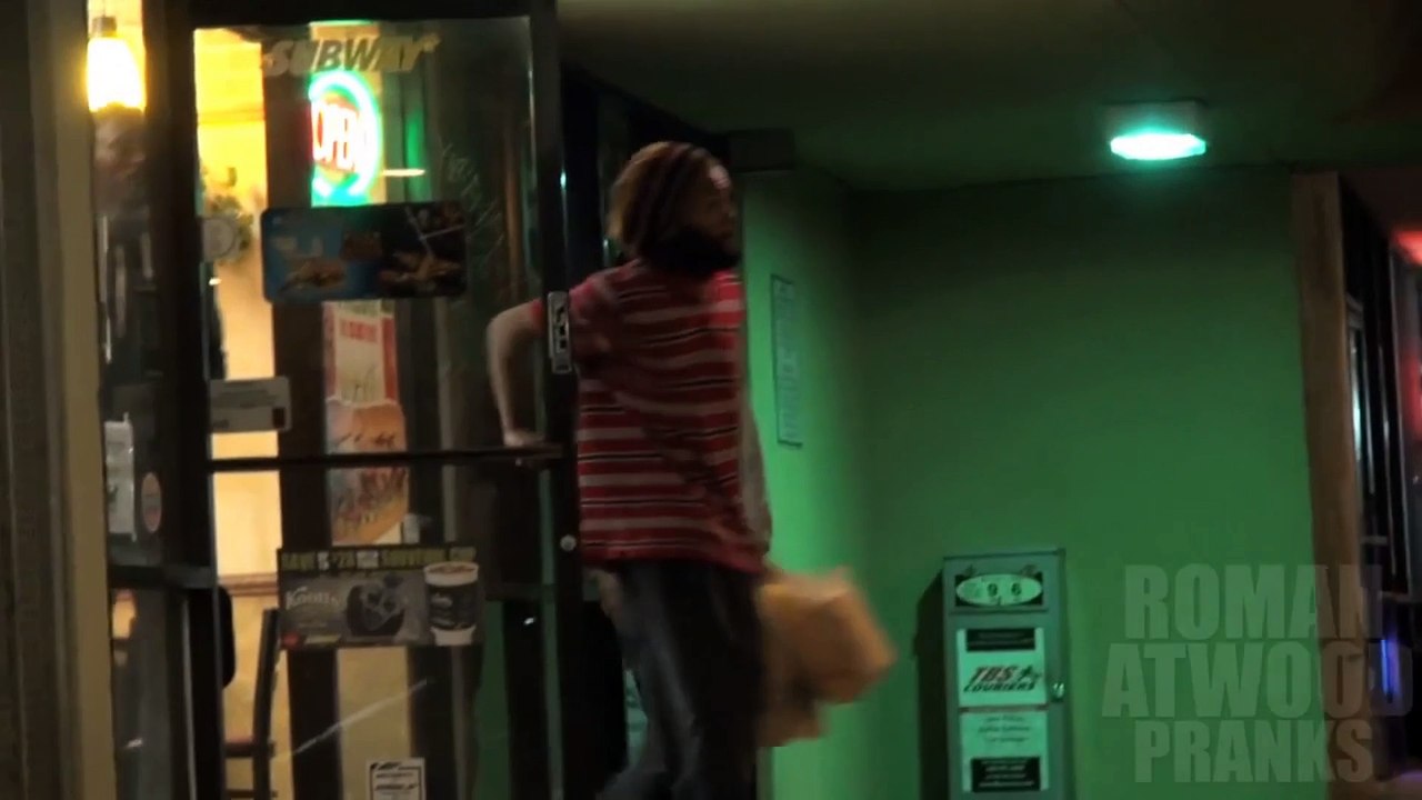 Caméra cachée : il brise la nuque d'inconnus dans la rue