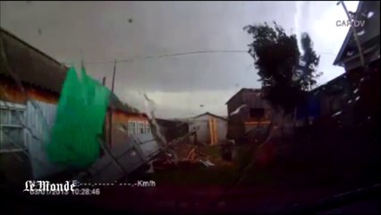 L'intérieur d'une tornade filmé par la caméra embarquée d'une voiture