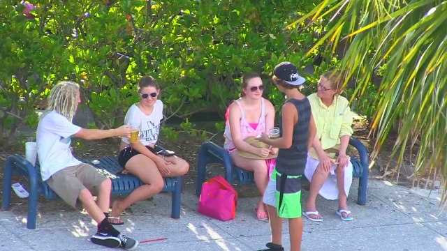 Caméra cachée : des ados boivent de la bière dans la rue devant les flics!
