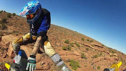 Faire du Base Jump avec une moto!