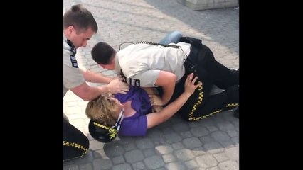2 agents de sécurité d'un centre commercial frappent un jeune rider en BMX