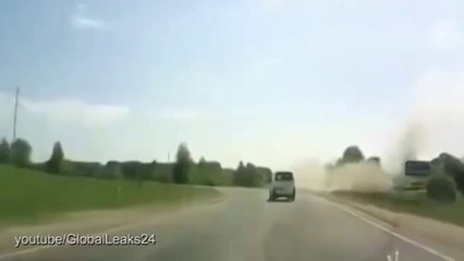 شاهد سيارة تطير في السماء بعد اصطدامها بحاجز