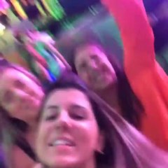 Carol Dantas curte balada com amiga de Marquezine