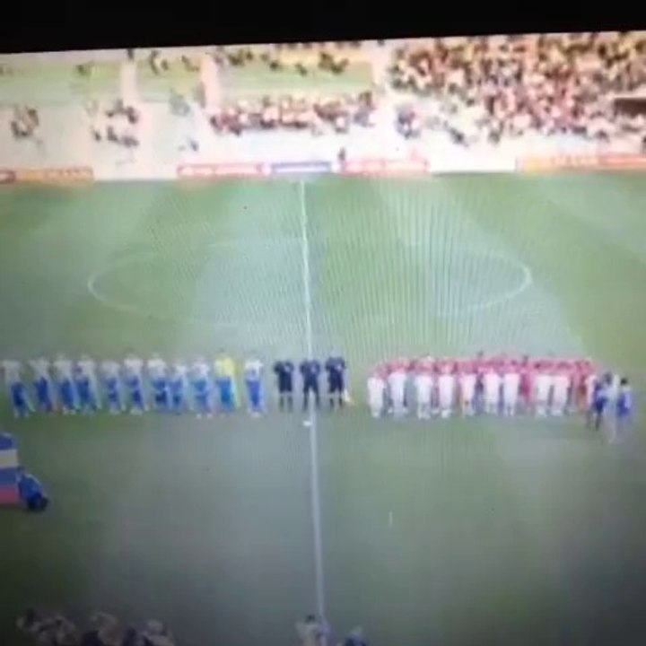 Operadores colocam música do Linkin Park em vez do hino em amistoso