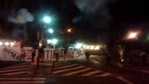 Vascaínos fazem protesto em frente à casa de Dinamite