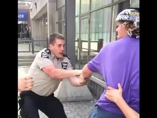 Un agent de sécurité insulte un jeune qui fait du BMX : la situation va vite dégénérer !