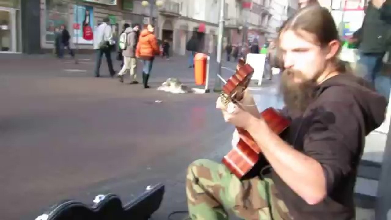 La plupart des gens ne le remarquent pas, alors qu'il est l'un des musiciens de rue les plus talentueux au monde !