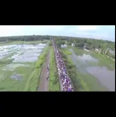 المئات يسافرون على سقف قطار في بنغلادش