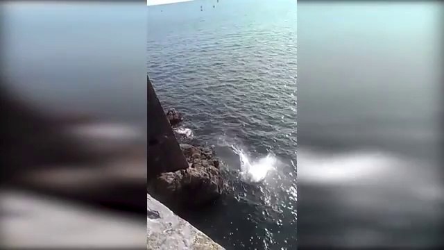 La quête du grand frisson un homme se jette d'une falaise et fait un magnifique plat