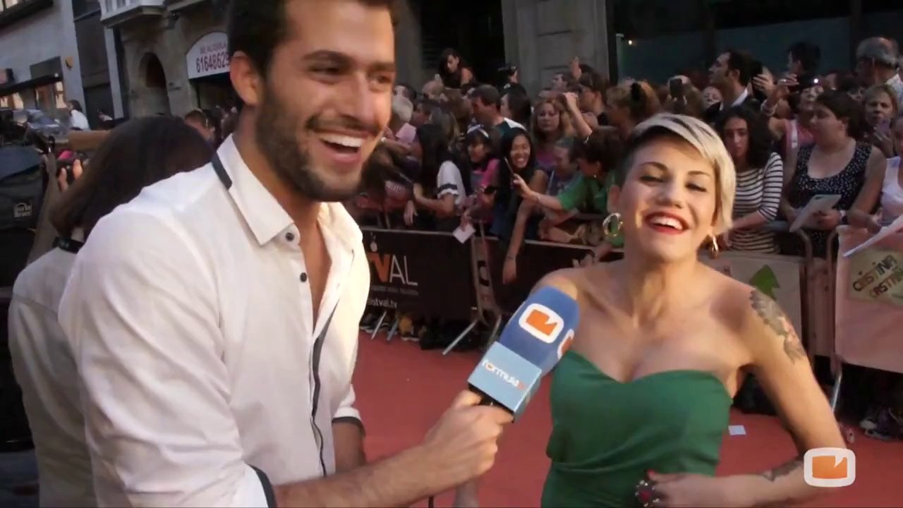 Angy en la alfombra naranja de la gala de claus...