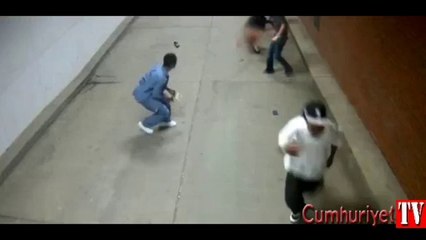 Yolda yürüyen çifte arkadan saldırıp dövdüler