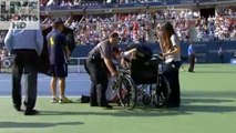 US Open - Terrassée par les crampes, Peng Shuai quitte le court sur un fauteuil roulant
