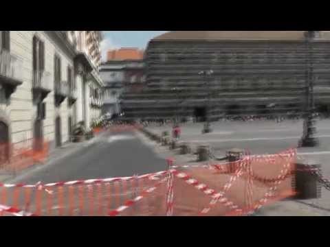 Napoli - Crollano calcinacci dal palazzo della Prefettura (05.09.14)