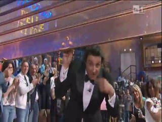 Dove eravamo rimasti? Flavio Insinna saluta i telespettatori nell'ultima puntata della stagione 2013-2014